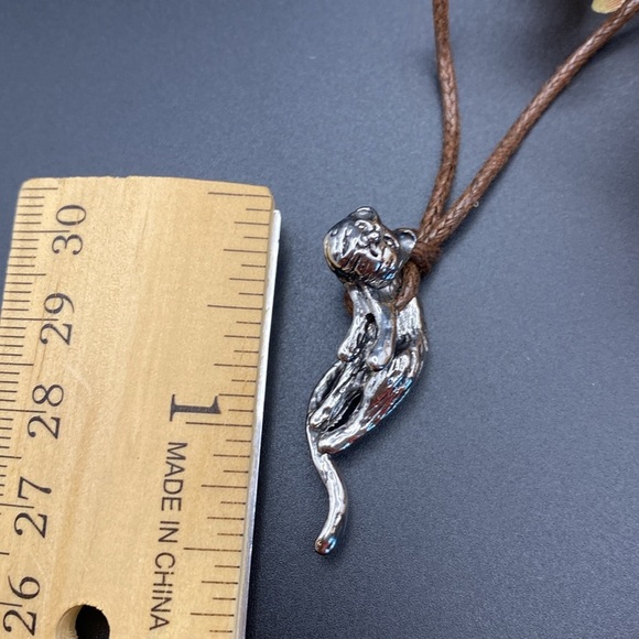 Hanging Around Cat Necklace - Picture 4 of 4